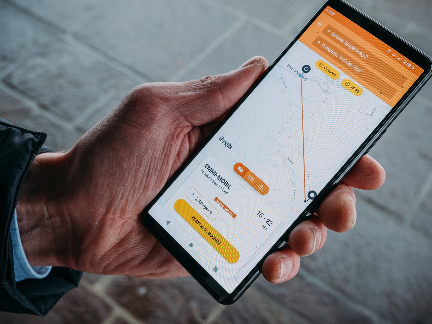 Autofrei in Das Weitblick Allgäu reisen Hand hält Smartphone mit Navigations-App und Streckenanzeige