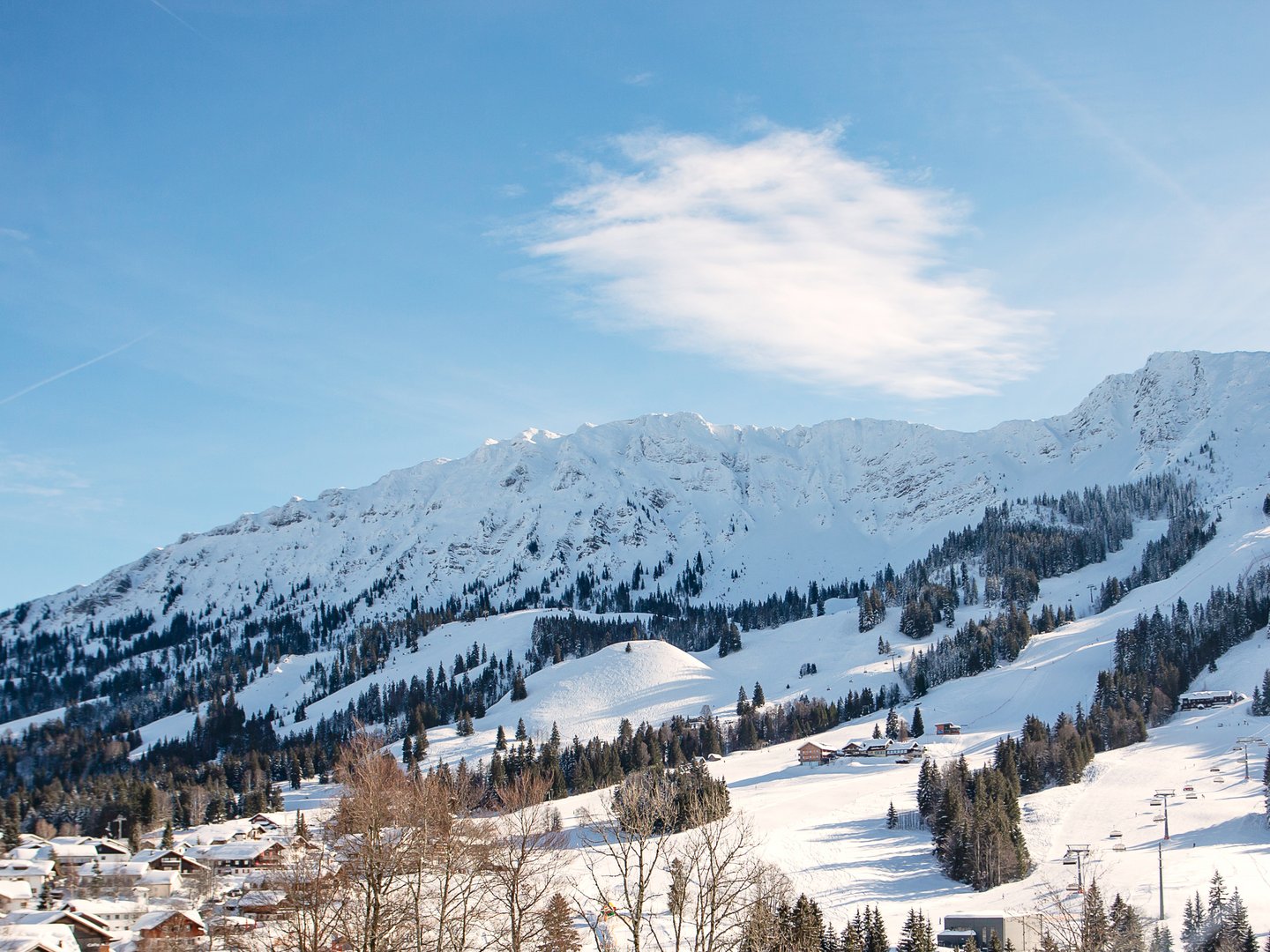 Veranstaltungen im Panoramahotel Oberjoch Schneebedeckte Berge und Skilifte unter blauem Himmel