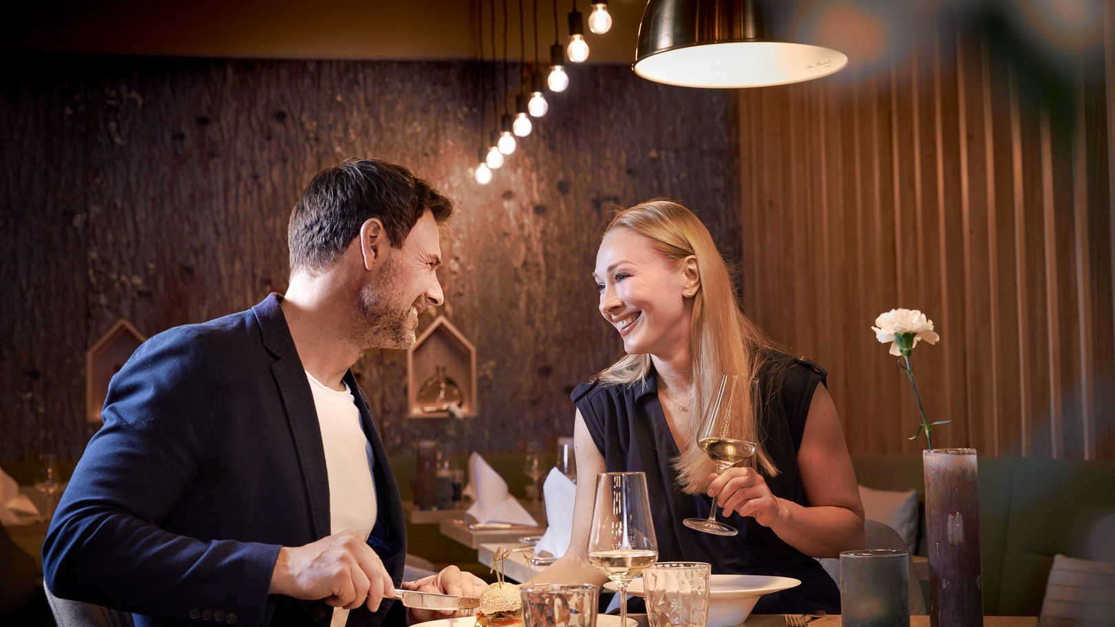 Veranstaltungen im Panoramahotel Oberjoch Paar genießt romantisches Abendessen in gemütlichem Restaurant